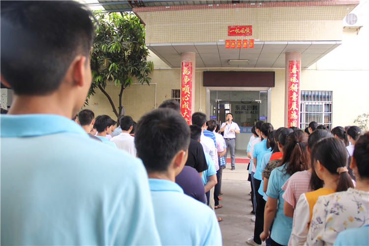 胡燕林總經(jīng)理鼓勵我們只有不斷學(xué)習(xí)進(jìn)步，我們“東晟人”才是“地表最強(qiáng)”者。而在這次的分享中最讓我們印象最深就是“藍(lán)絲帶”所帶給我們的愛與感恩！