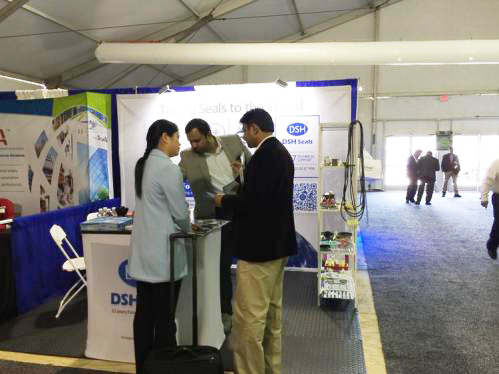 10我們《東晟密封》的Shirmey xu mm正在專業(yè)的向客人講解。