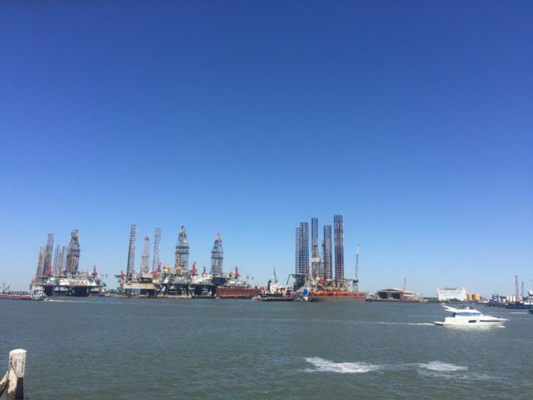 從休斯頓的（中國城）出發(fā)，經(jīng)過一個多小時的車程，我們來到了休斯頓海邊的，一個叫加爾維斯頓的海島，近距離領略海洋之星近海勘探鉆井平臺的科技知識，看看：藍天、碧海、青草地！