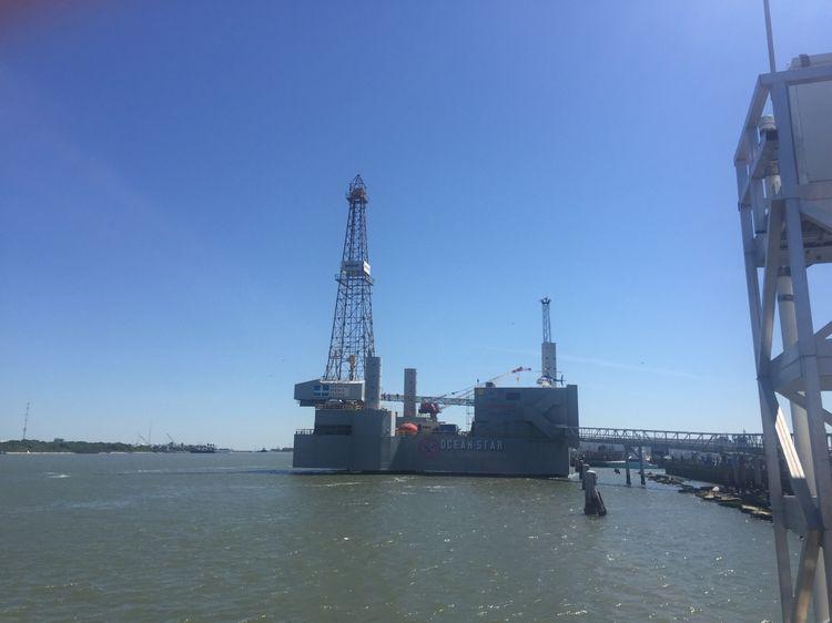 藍天白云下靠岸的，是一艘民用的仿真氣墊船。