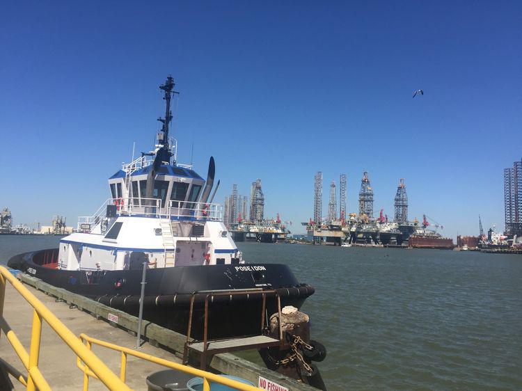 藍天白云下靠岸的，是一艘民用的仿真氣墊船。