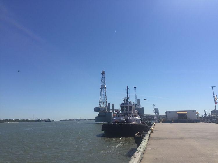 藍天白云下靠岸的，是一艘民用的仿真氣墊船。