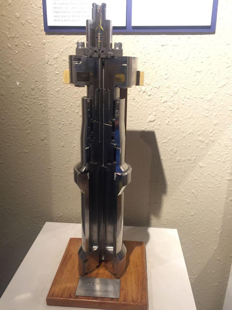 勘探鉆井采油平臺上專用的：炮筒式氣槍剖面圖！