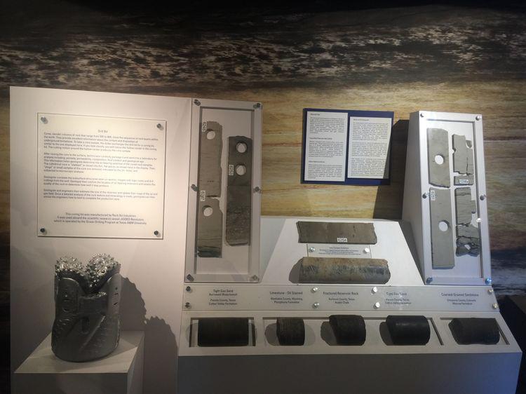 采油勘探鉆井岀來的：各種不同類型的礦物質標本展示！