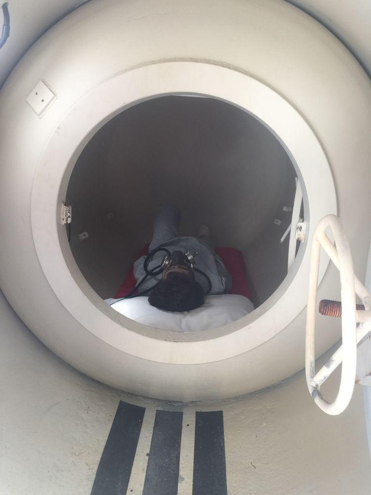 在工人們，深潛入海底作業(yè)后調整身體狀態(tài)的：深海高壓減壓倉！