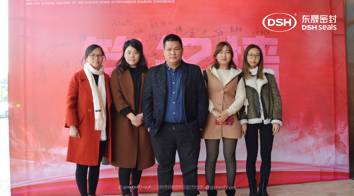 東晟密封件公司的網(wǎng)絡(luò)營銷團(tuán)隊合照