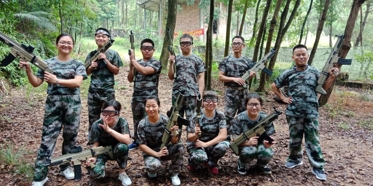 東晟人團隊玩真人CS野戰(zhàn)游戲