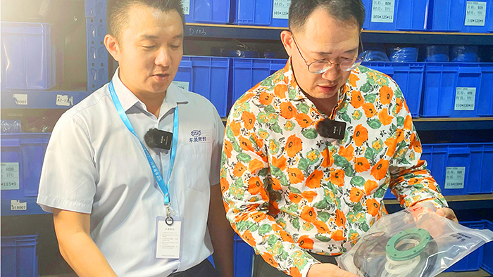 2質(zhì)檢部與倉庫牛商央視財(cái)經(jīng)評(píng)論員單仁與東晟密封件胡燕林  (1)